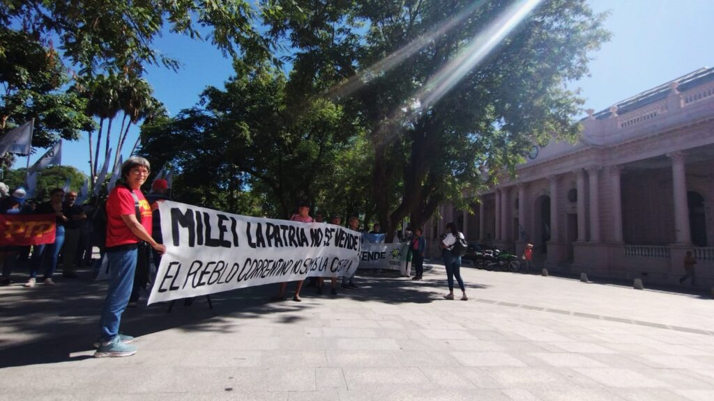 Protestan por la llegada de Milei a Corrientes